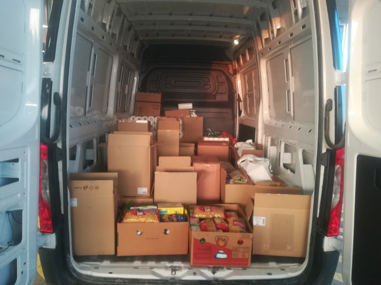 Délutánra megtelt a dobozos autó.