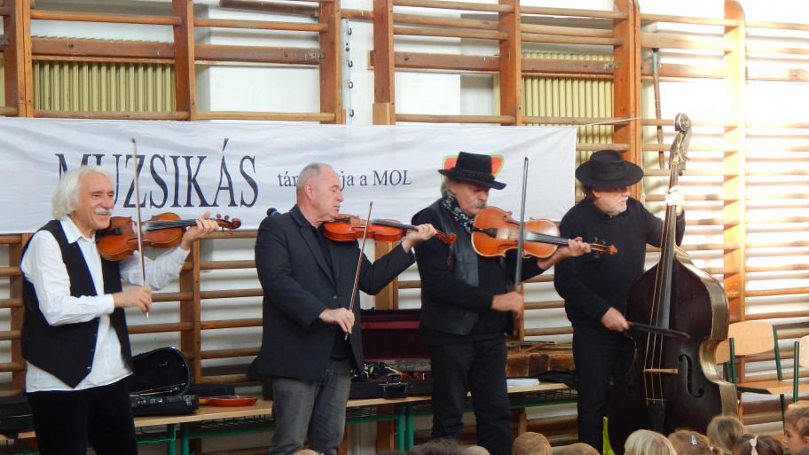 a_vilag_legnagyobb_koncerttermei_mellett_mar_csaknem_15_eve_jarjak_az_iskolakat_is_hogy_kozel_hozzak_a_tanulokhoz_az_elo_magyar_nepzenet_1.jpg Bélyegkép