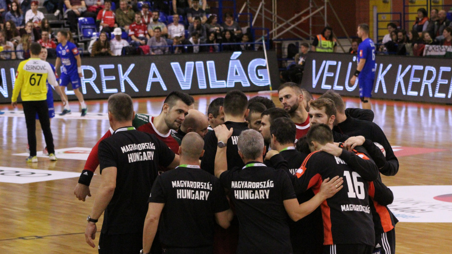 ffikezi_181024.jpg Bélyegkép