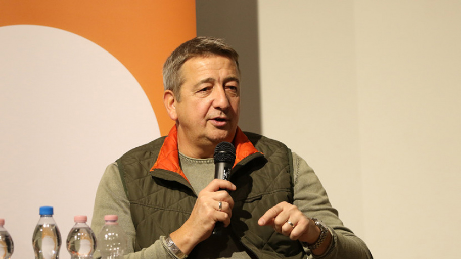 bayer_zsolt_181127.jpg Bélyegkép