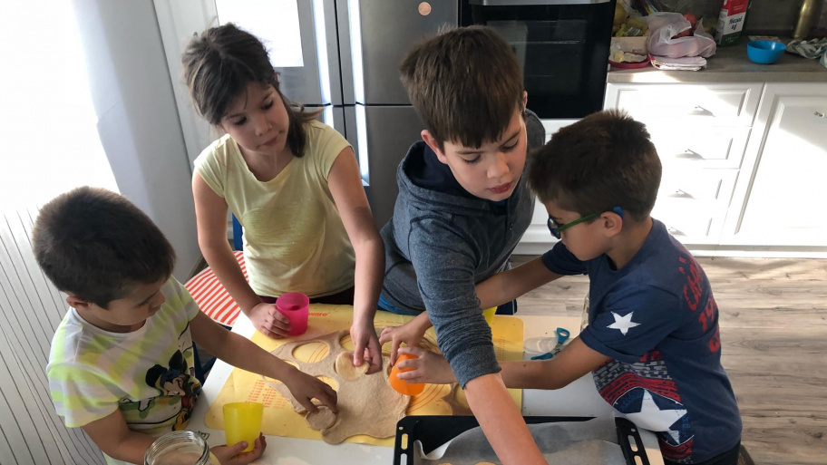 petrus_marta_gyerekei_karacsonyi_keszulodes_181211.jpg Bélyegkép