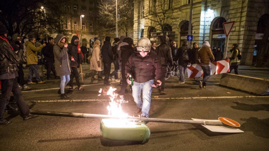 tuntetes.jpg Bélyegkép